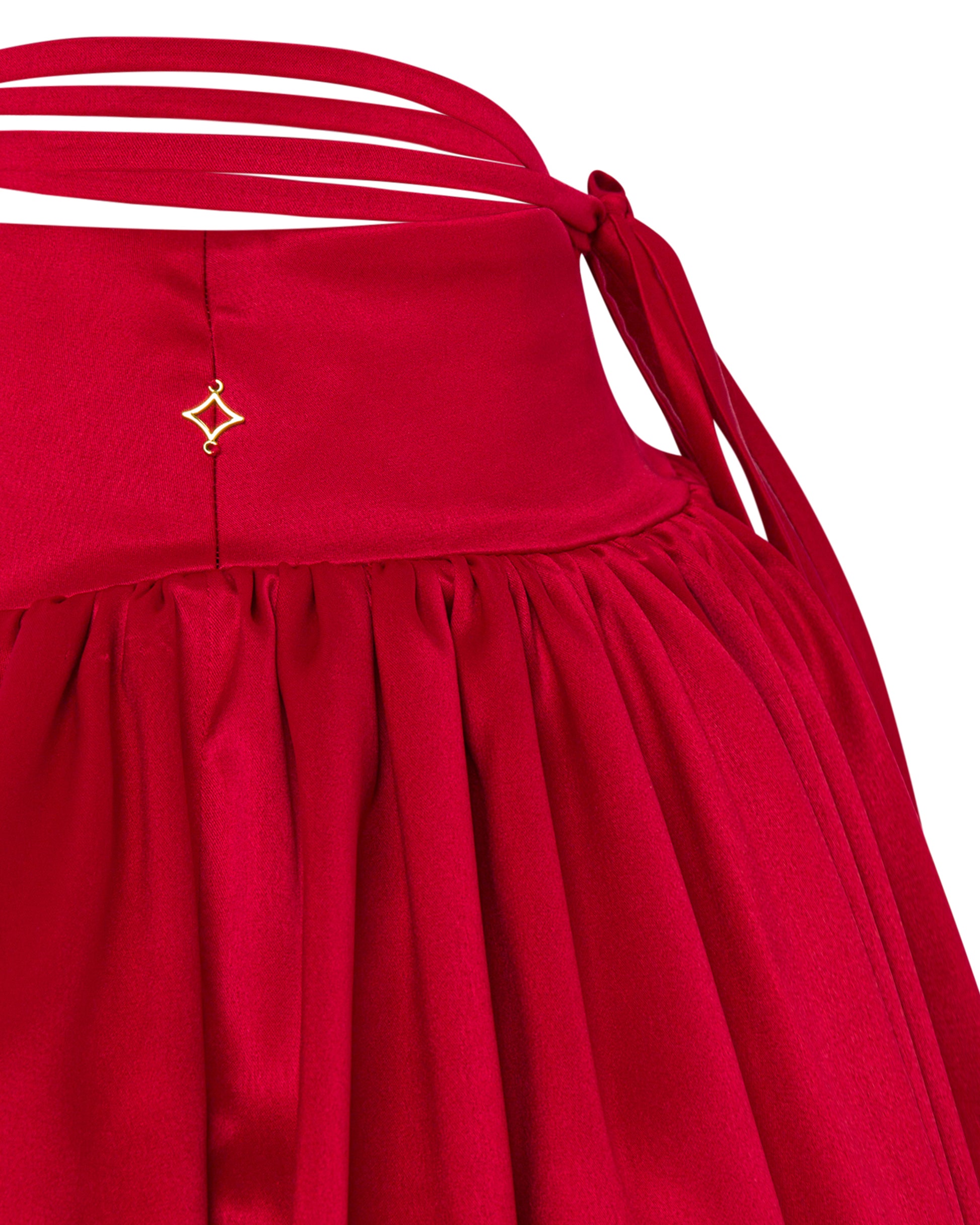 Red high waisted balloon skirt, Detail. 