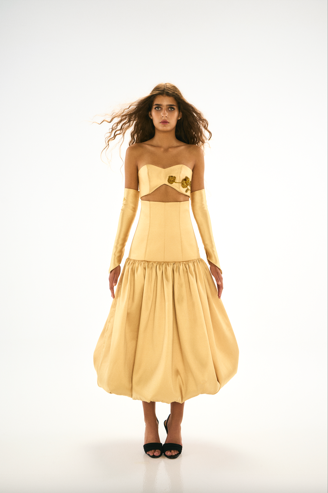 Gold Bandeau top with embroidery.
Midi gold ankle length. Long gold gloves. Front.
